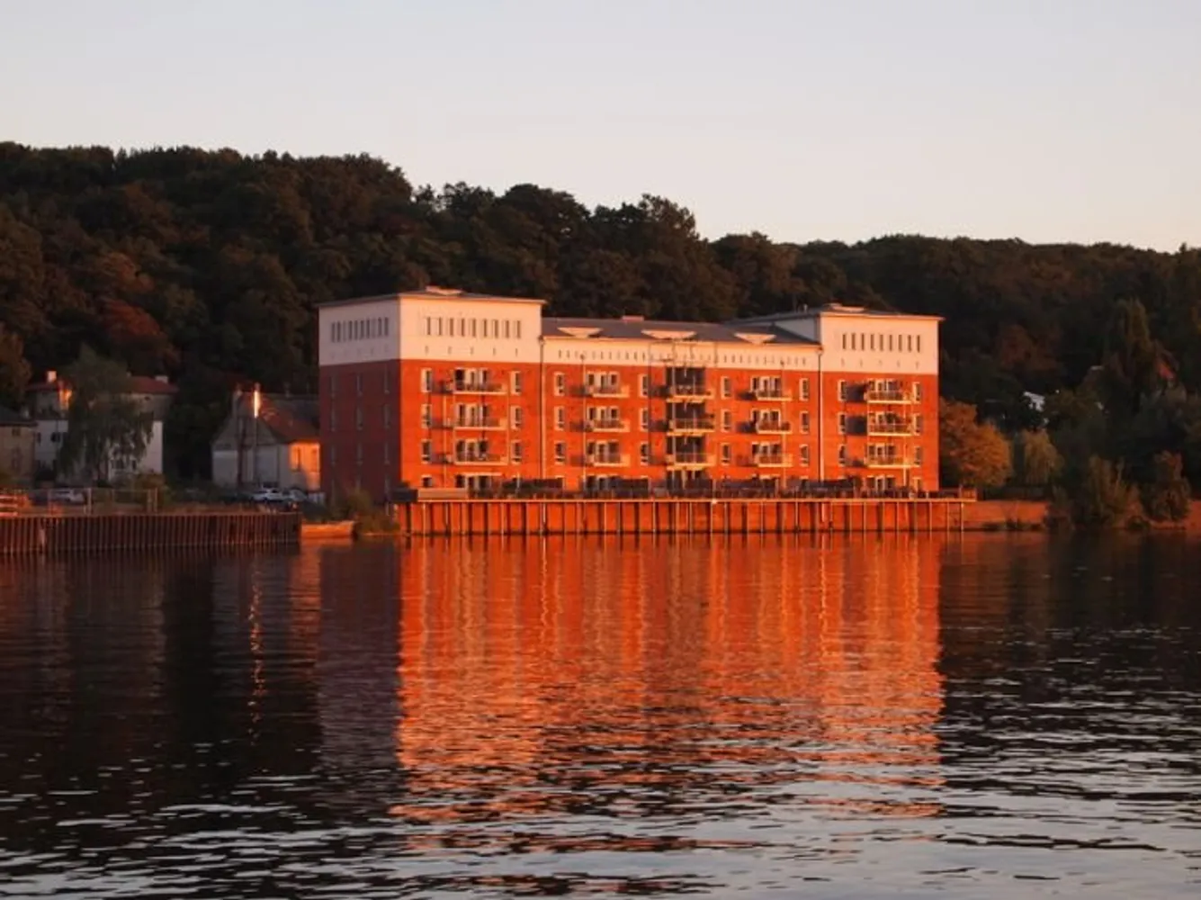 Ensemble bei Sonnenuntergang