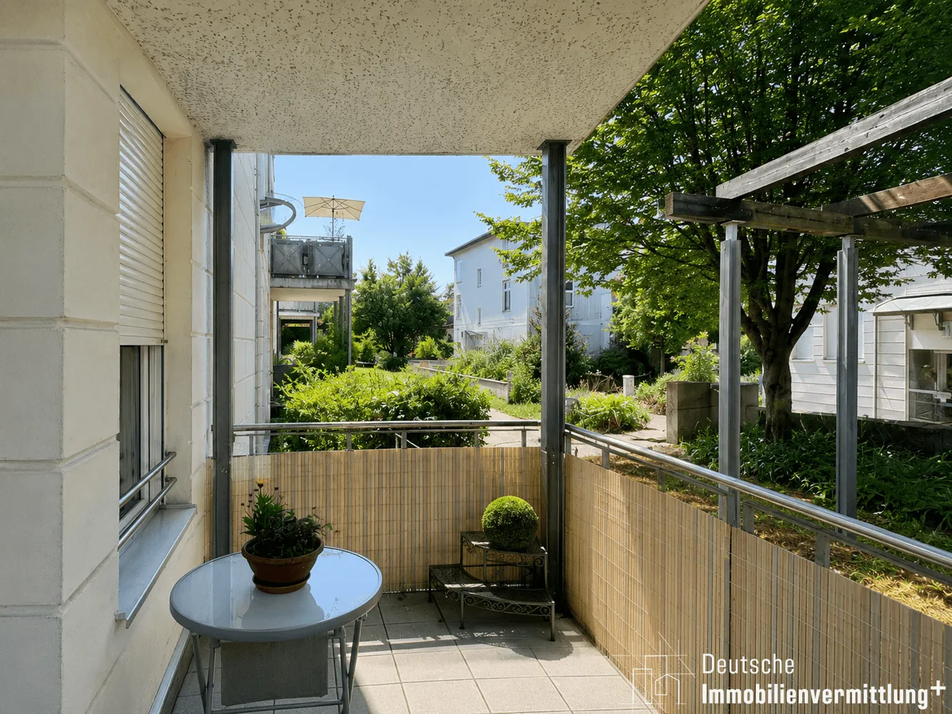 Heller Balkon mit Blick auf di