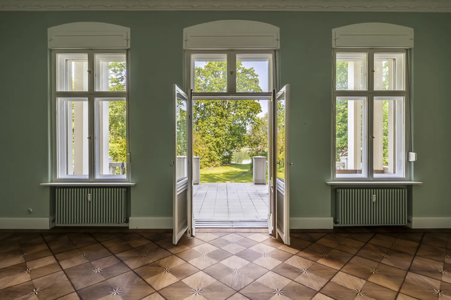 Blick vom Wohnzimmer in den...