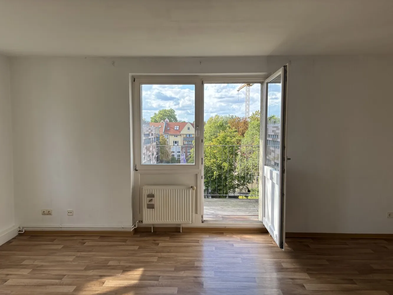 Wohnzimmer mit Balkon