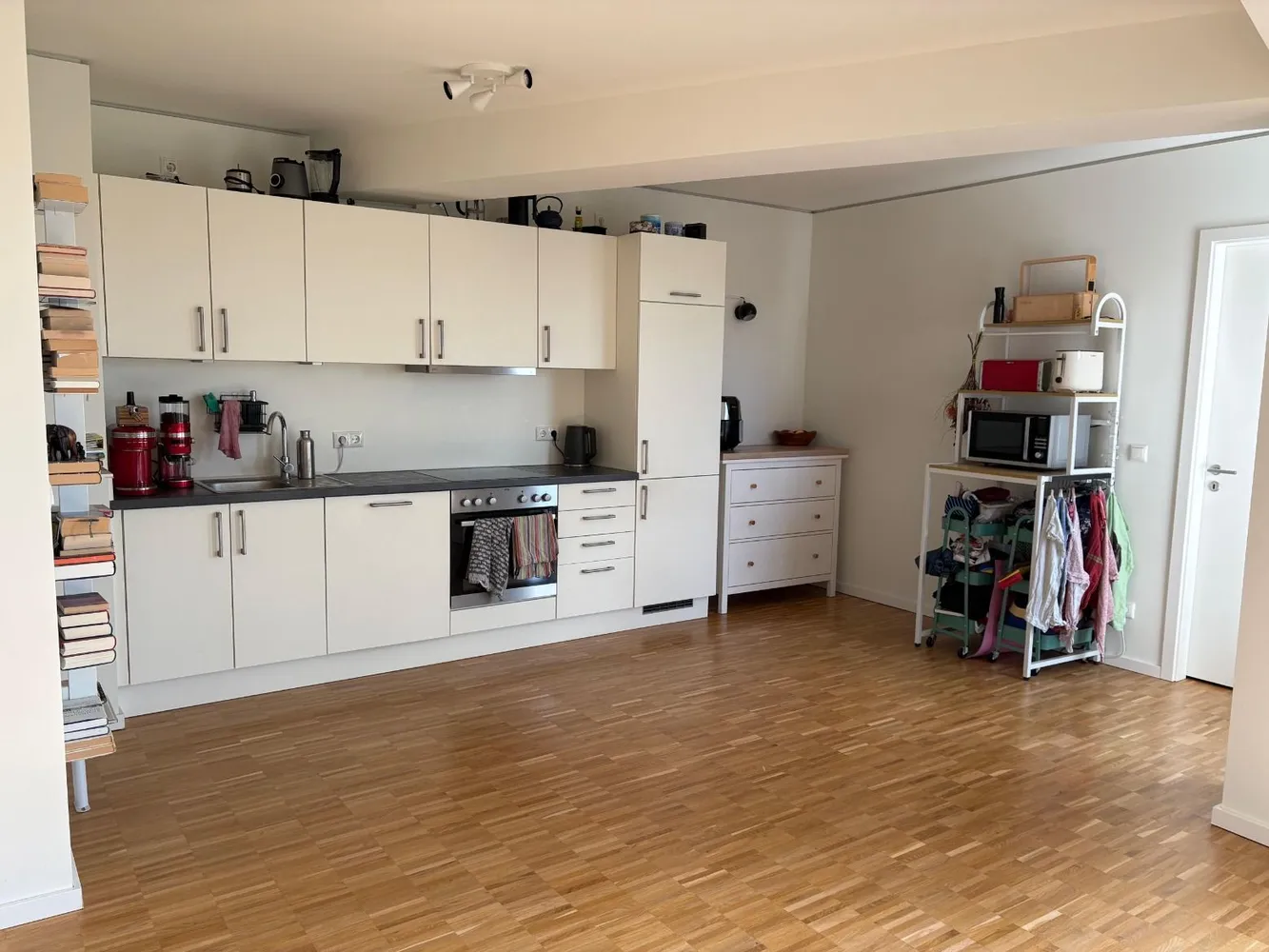 Moderne Küche mit Wohnraum.jpg
