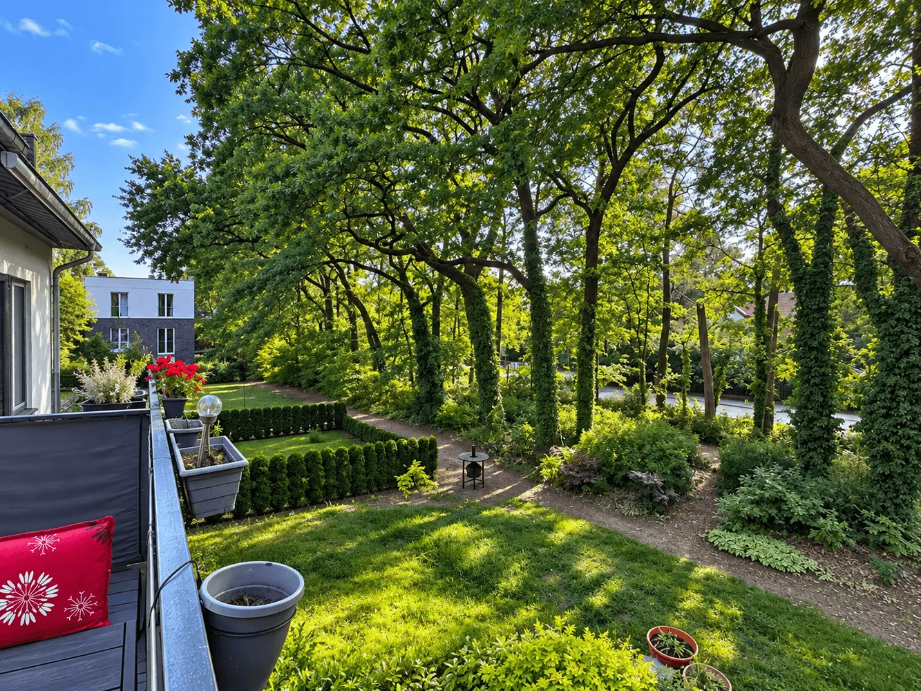 Sonniger Balkonblick in den gr